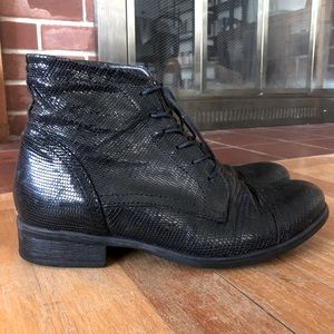Beautiful Lace-up ankle boots in soft textured black leather, size 38
